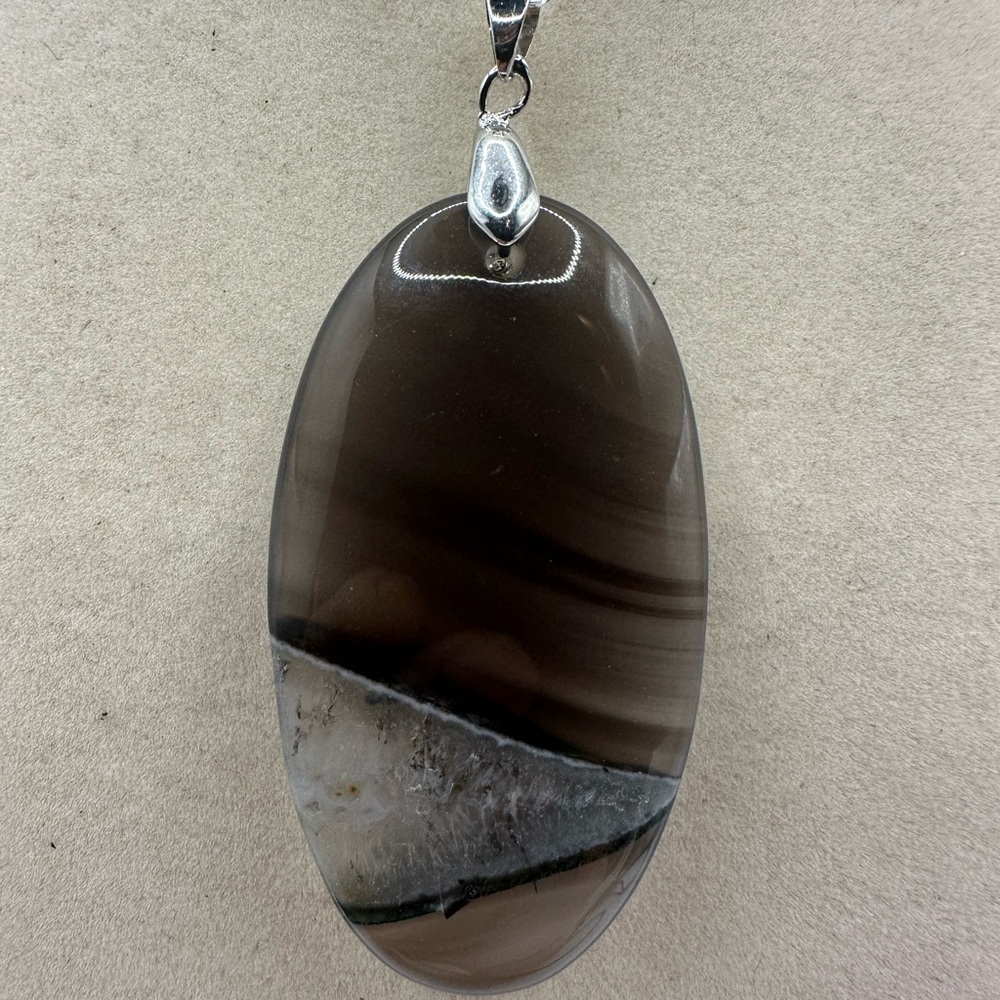 Agate Quartz Pendant Necklace on Silver Chain - Picture 5 of 7